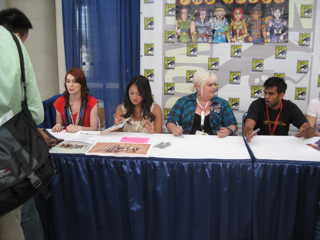 https://www.entertainmentfuse.com/images/20090724TheGuildSigning1.jpg